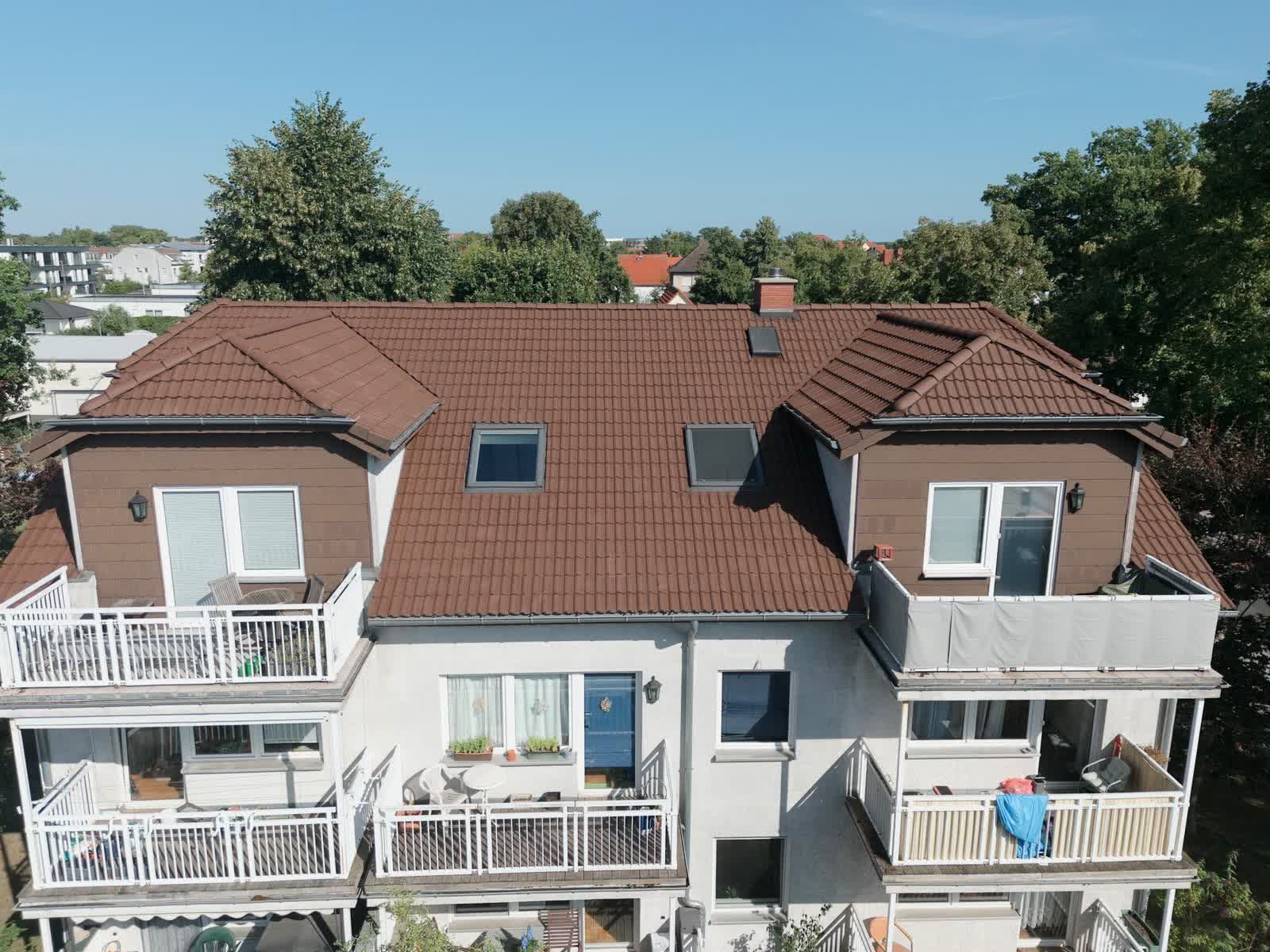 Luftaufnahme eines frisch gereinigten Ziegeldachs an einem Einfamilienhaus